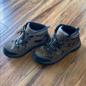 NEVADOS 5  hiking boots fits a 6 in women’s